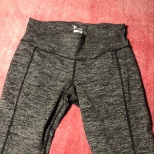 Old Navy women’s Capri stretch workout pants Medium